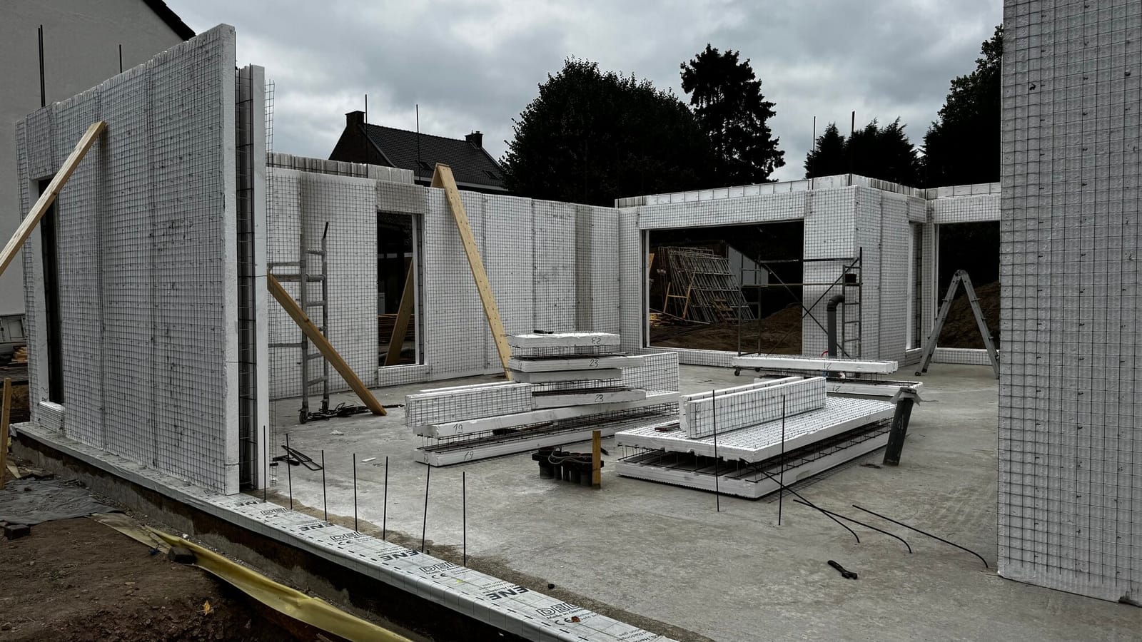 Plaatsing van panelen op de werf