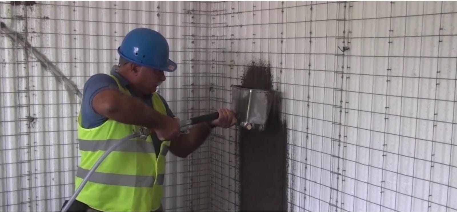 Shotcrete wordt op EPS-paneel gespoten