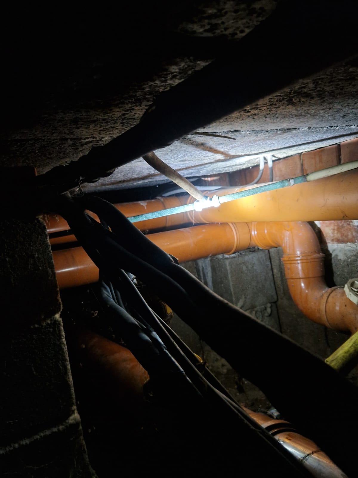 Afvoer in kruipruimte doorboort elektriciteitskabels