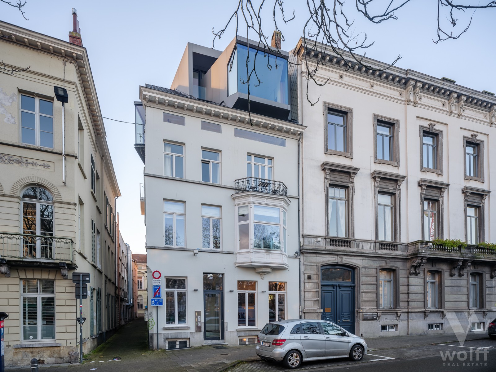 Vastgoedadviseur in gesprek met klanten in Gent